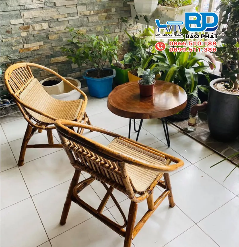 Bàn ghế ban công từ chất liệu mây tạo điểm nhấn tinh tế