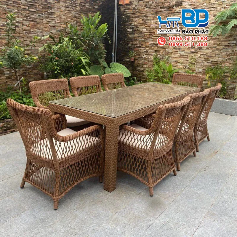 Bàn ghế mây sân vườn đẹp mắt, góp phần tô điểm cho không gian