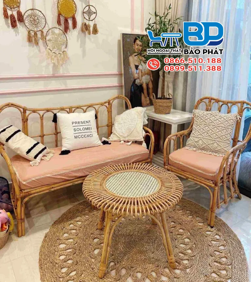 Không gian phòng khách được tô điểm thêm nhờ mẫu bàn ghế mây