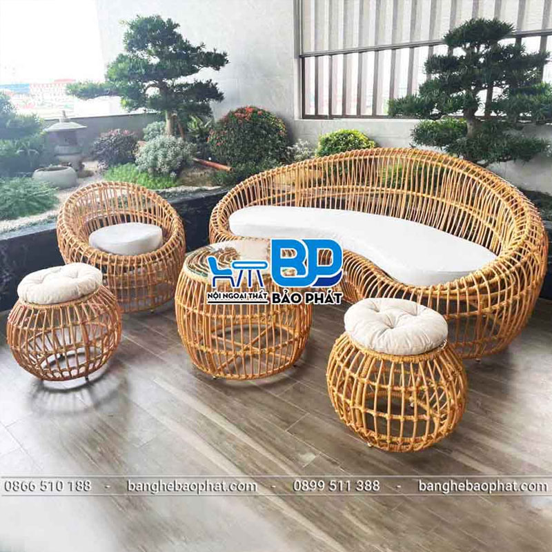 Sofa nhựa giả mây có trọng lượng nhẹ dễ di chuyển và sắp xếp.