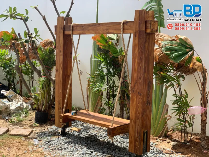 Xích đu ngoài trời gắn vào cây