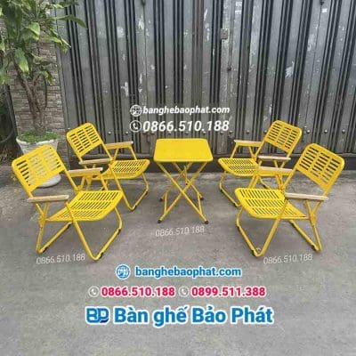 Bộ bàn ghế cafe xếp gọn có tay tựa sắt CNC màu vàng