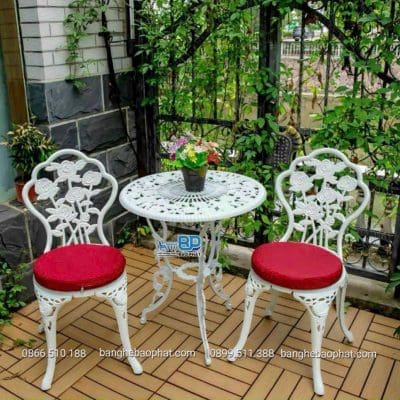 Bàn ghế sân vườn ngoài trời nhôm đúc họa tiết hoa hồng màu trắng