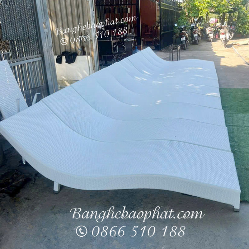 Bề mặt nằm của ghế hồ bơi