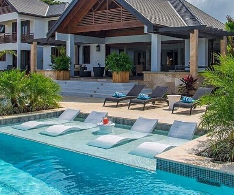 Ghế hồ bơi tại các khu nghĩ dưỡng, khách sạn hay resort cao cấp