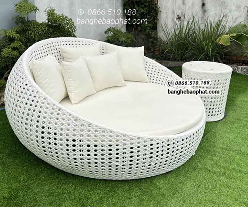 Ghế hồ bơi ứng dụng vào sân vườn nhà riêng hay biệt thự