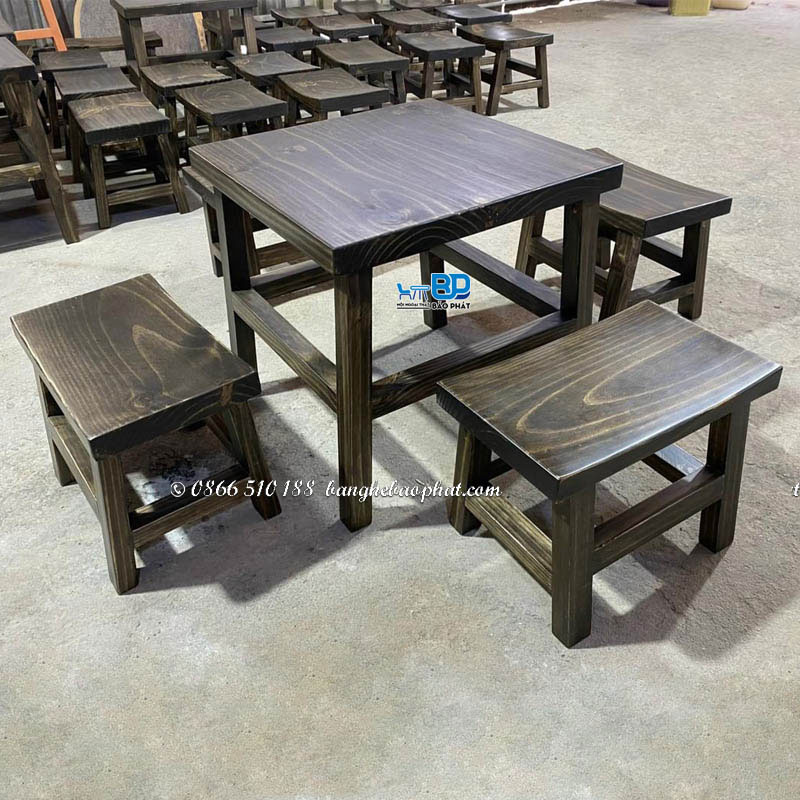 Bộ bàn ghế gỗ thông mộc mạc với màu gỗ tự nhiên tạo nên một góc ngồi ấm cúng và thân thiện.