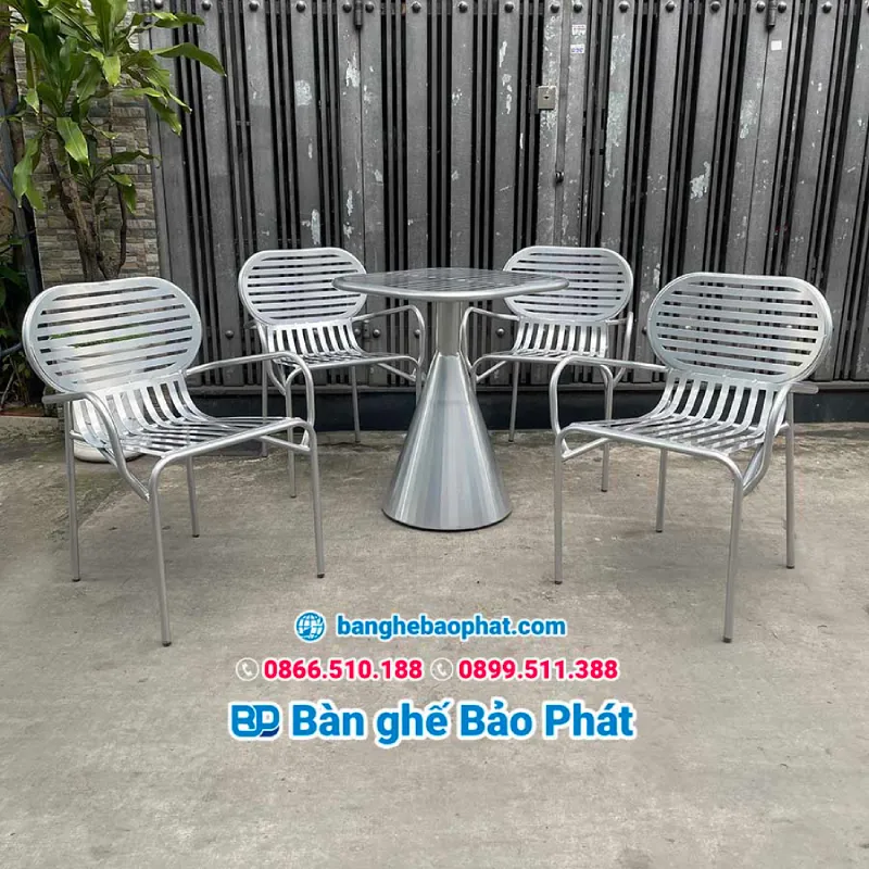 Bàn ghế sắt có độ bền cao, sử dụng bền bỉ