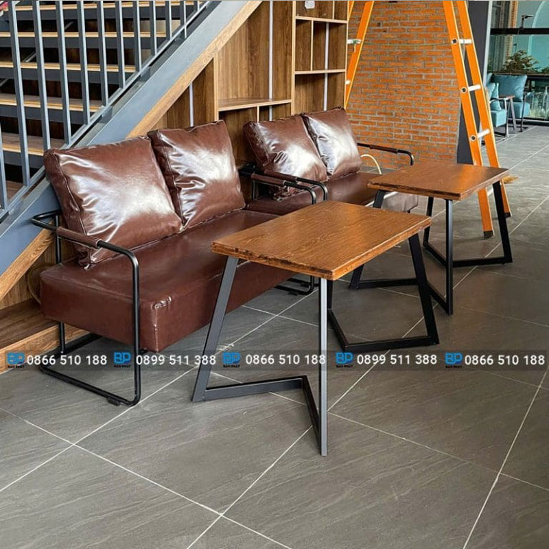 Sofa cafe sắt nệm sang trọng kết hợp cùng bàn trà mặt gỗ, tạo nên một góc ngồi riêng tư và ấm cúng.