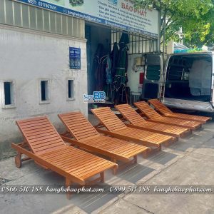 Ghế gỗ nằm hồ bơi ngoài trời