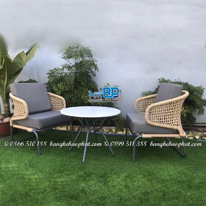 Bộ bàn ghế đan dây dù BGDDBP003 13 Ghế của bộ bàn ghế đan dây dù BGDDBP003 ngồi êm ái và thoải mái