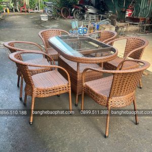 Bộ bàn ghế nhựa giả mây ngoài trời đan mắt cáo màu nâu gỗ.