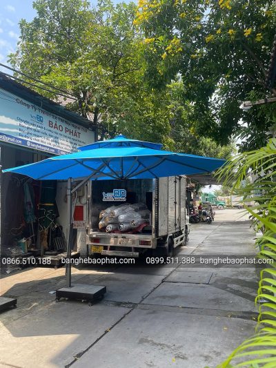 Dù lệch tâm tròn 3m8 màu xanh biển