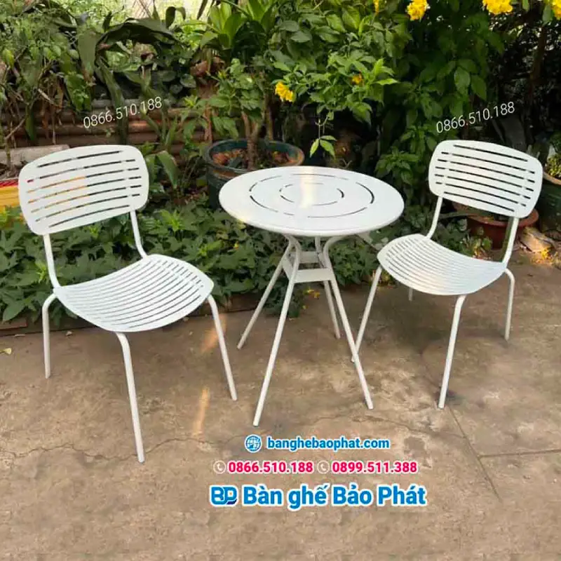 Hướng Dẫn Bảo Quản & Vệ Sinh Bàn Ghế Cafe Luôn Bền Đẹp 9 Tránh để bàn ghế sắt cafe tiếp xúc lâu với nước mưa