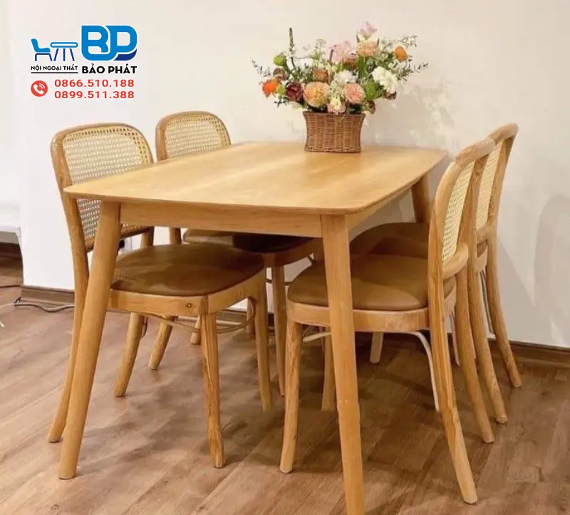 Bàn ăn gỗ ash mộc mạc, tạo cảm giác gần gũi