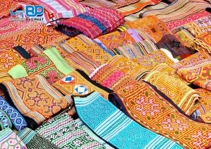 Vải thổ cẩm có màu sắc sặc sỡ, hoa văn độc đáo