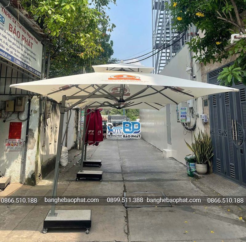 Dù lệch tâm vuông 3 mét không bèo màu trắng kem in logo