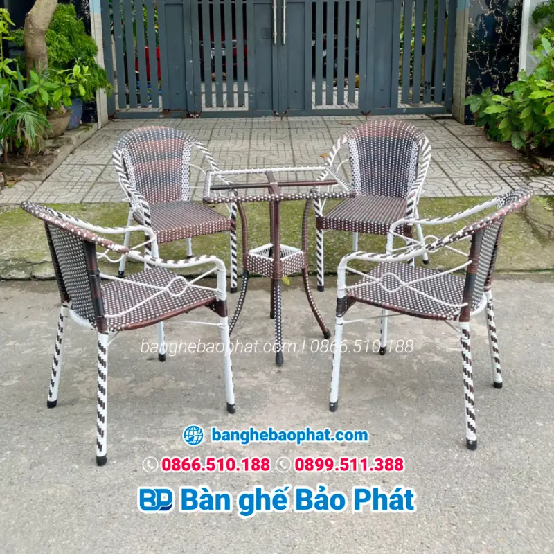 Kiểm tra màu sắc và tính đồng bộ của bàn ghế