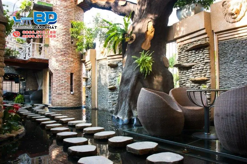 Oasis Cafe sử dụng những mẫu bàn ghế mây nhựa bền bỉ, đẹp mắt