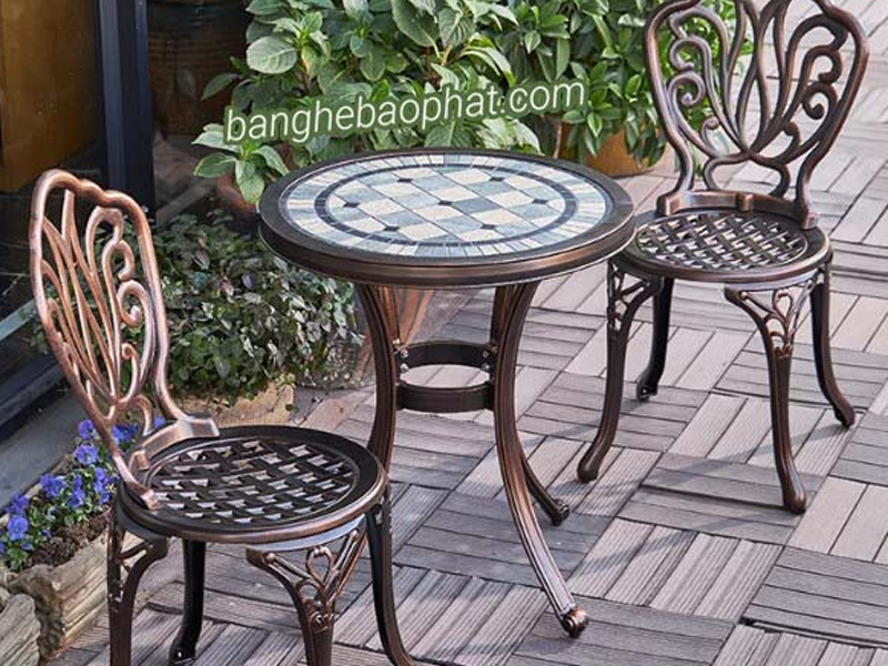 Bàn ghế nhôm đúc có bị rỉ sét khi để ngoài trời không?