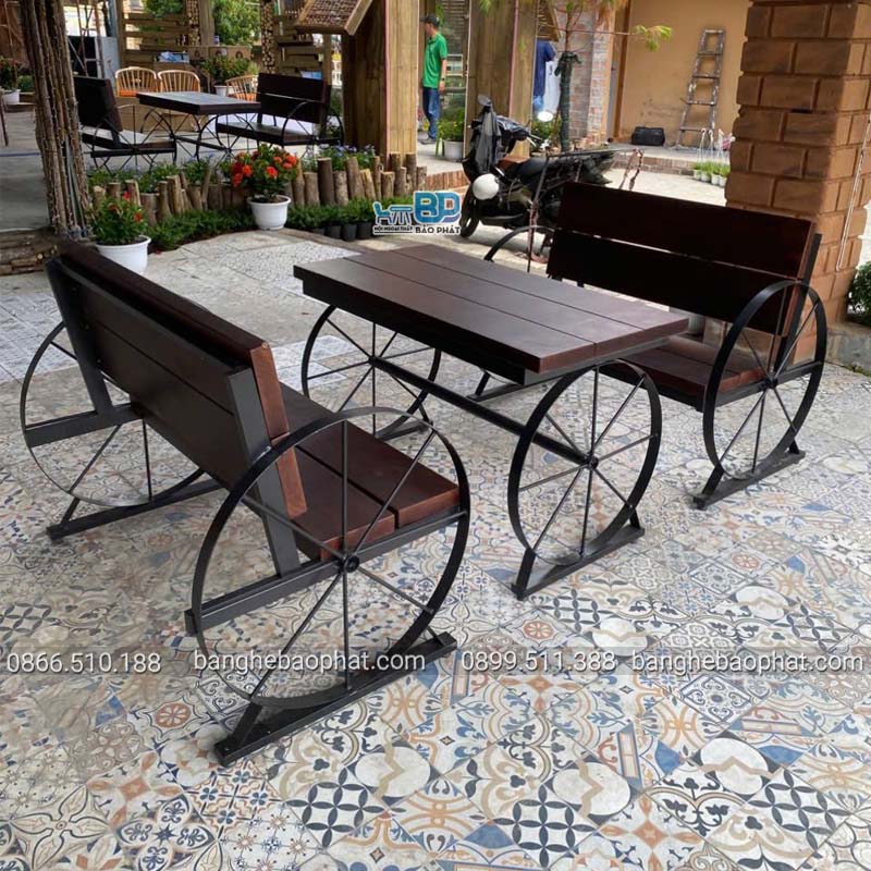 Bàn ghế sắt sân vườn phong cách bánh xe cổ điển