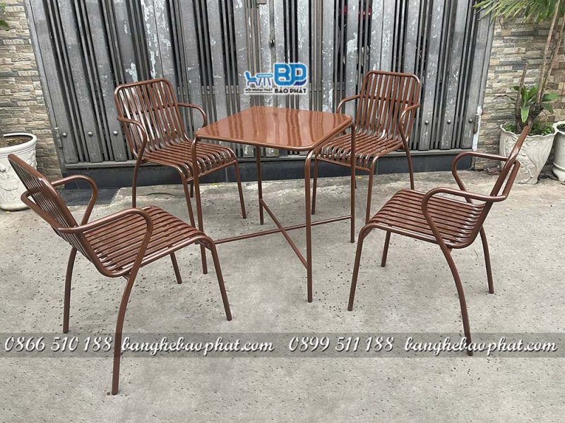Bộ bàn ghế sắt 1326 chân cong màu nâu kích đạt chuẩn