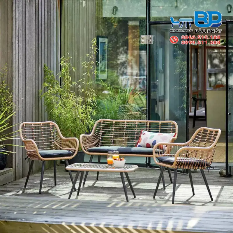 Bàn ghế cafe mây tre đan tự nhiên dễ bị ẩm nếu dùng lâu trong môi trường ẩm ướt, thiếu gió