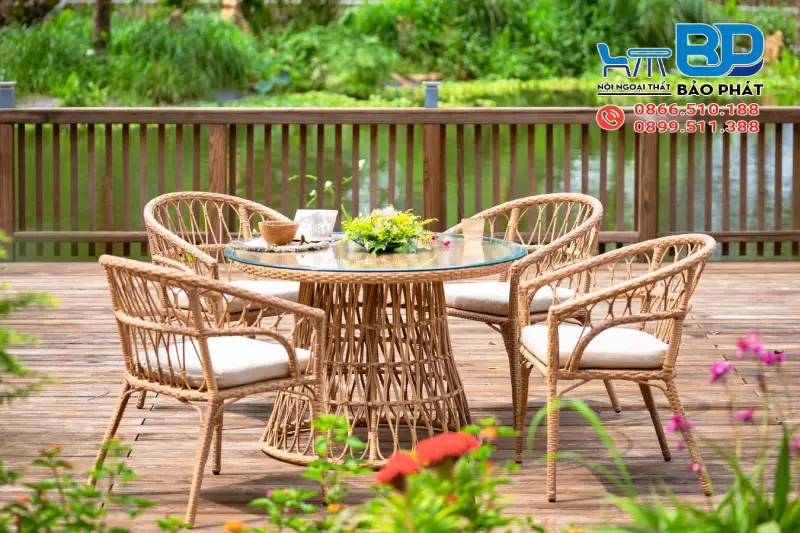 Bàn ghế cafe mây tre đan tự nhiên thường được ưa chuộng dùng trong các không gian quán cafe sân vườn, vintage,...