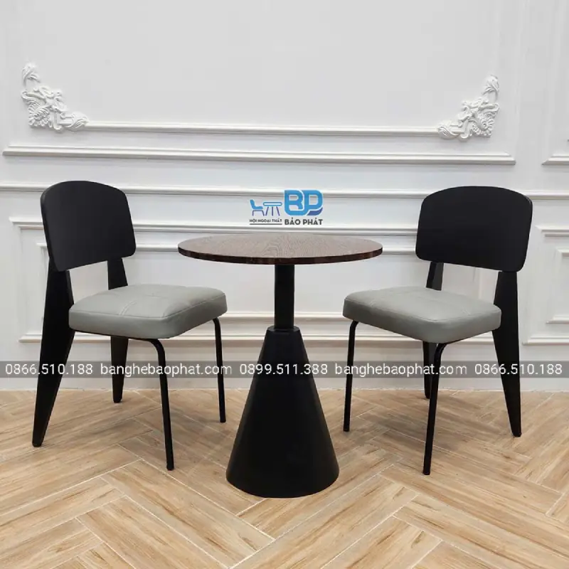 Bàn ghế cafe trong nhà thường được đặt cố định, ít di chuyển hơn