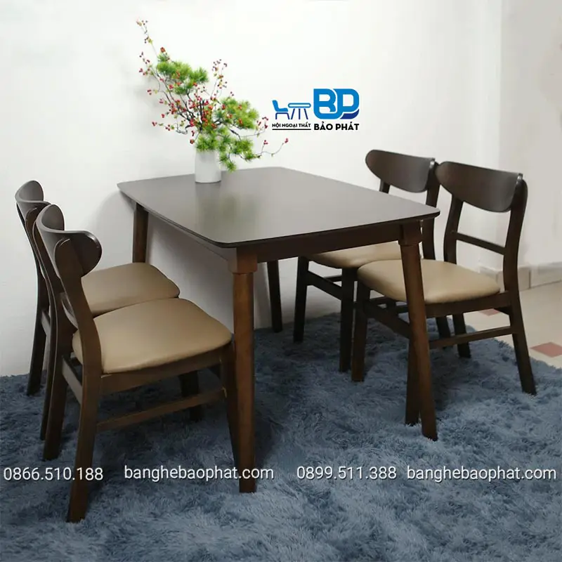 Bàn ghế nhà hàng chay mộc mạc, gần gũi