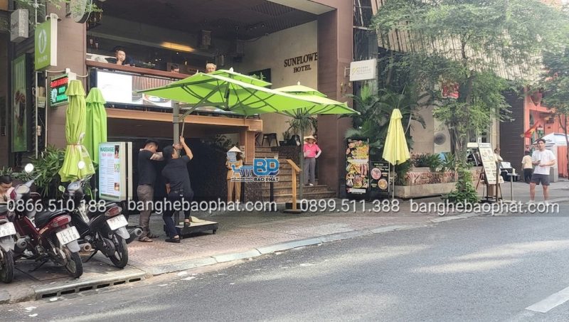 Dù che nắng lệch tâm vuông 2,5 mét tán dù may không bèo 14 Bàn giao dù che nắng lệch tâm vuông 2,5m không bèo màu xanh đọt chuối tại Sunflower Hotel