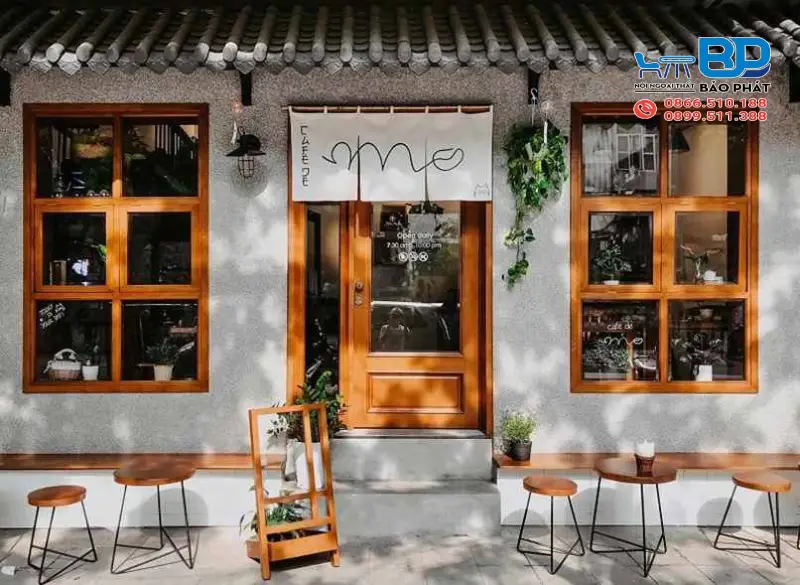 Không gian bên ngoài quán cafe được trang trí ấn tượng