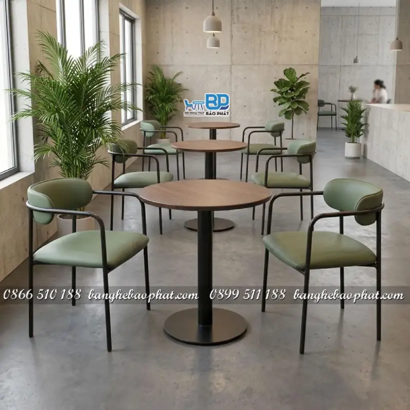 Không gian bên trong quán cafe bình dân được bố trí đẹp mắt