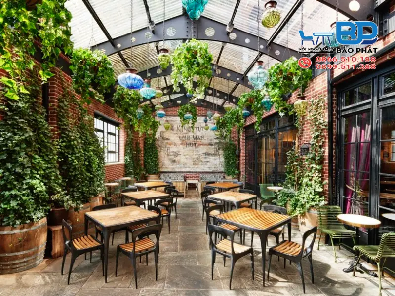 Thiết kế quán cafe cây xanh phong cách công nghiệp (Industrial) kết hợp mảng xanh