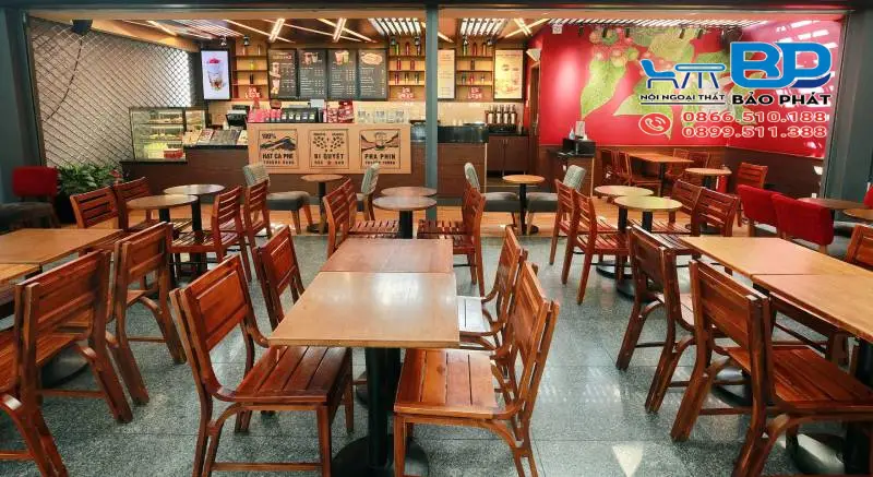 Tông màu đỏ đậm kết hợp nâu gỗ là điểm đặc trưng của phong cách quán cafe Highland