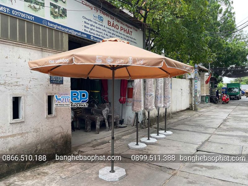 Dù che nắng quán cà phê có bèo màu be