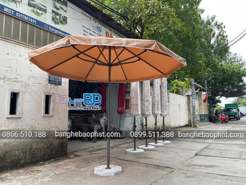Dù che nắng quán cà phê có bèo màu be