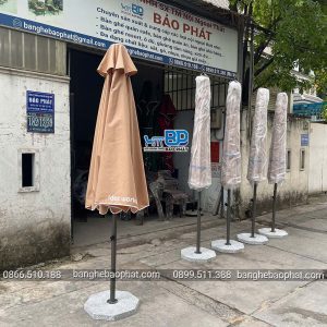 Dù che nắng quán cà phê có bèo màu be khi xếp gọn