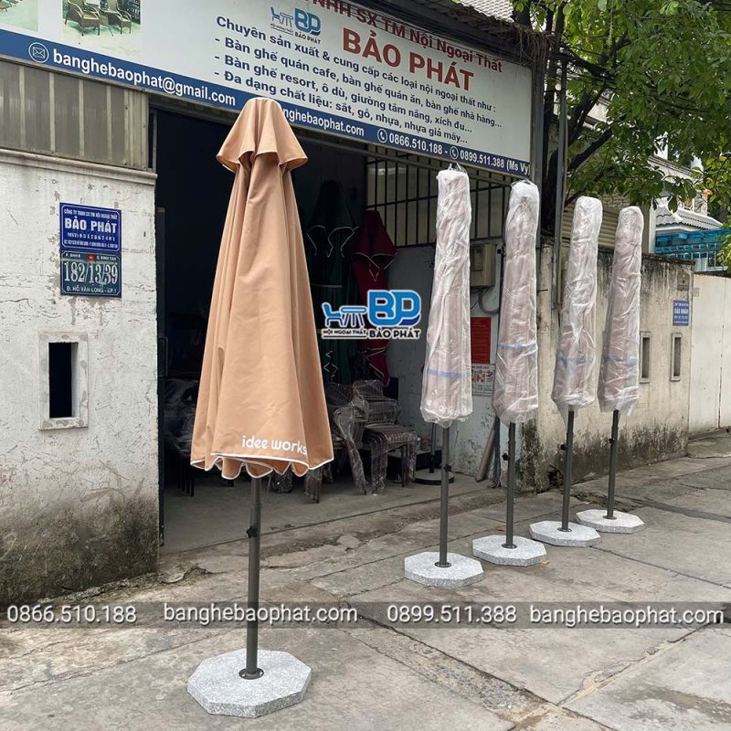 Dù che nắng quán cà phê có bèo màu be khi xếp gọn