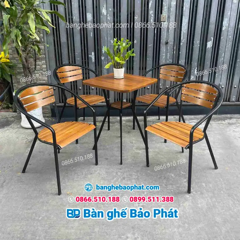Bàn ghế chân sắt mặt gỗ là lựa chọn phổ biến cho quán trà sữa ngoài trời
