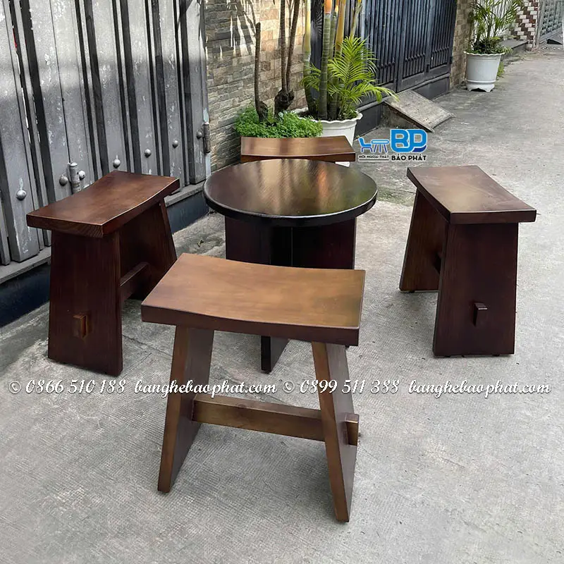 Bàn ghế gỗ tự nhiên mang lại cảm giác gần gũi, ấm cúng