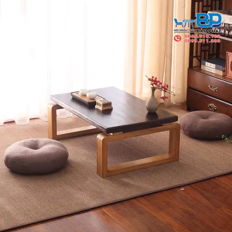 Bàn gỗ thấp kết hợp ghế đệm tròn trong không gian quán cà phê nhỏ