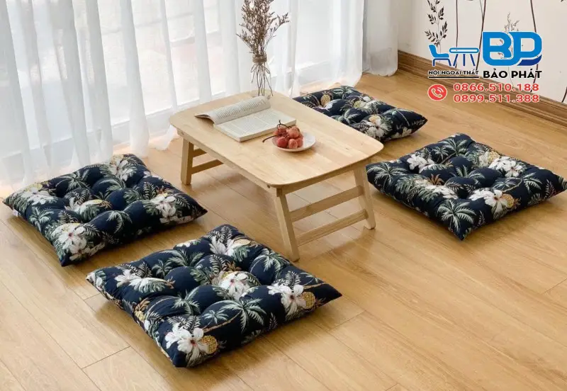 Không gian phòng khách nhỏ sử dụng bàn thấp và đệm ngồi sàn