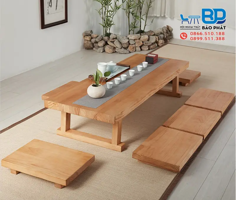 Không gian tối giản với bàn ghế ngồi bệt màu nâu nhạt