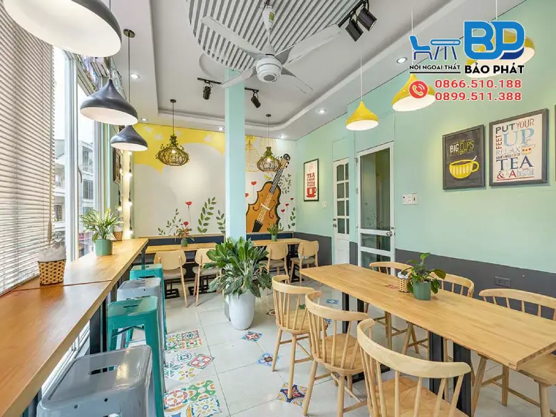Trang trí quán trà sữa bằng cây xanh và các vật dụng trang trí giúp tạo sự khác biệt