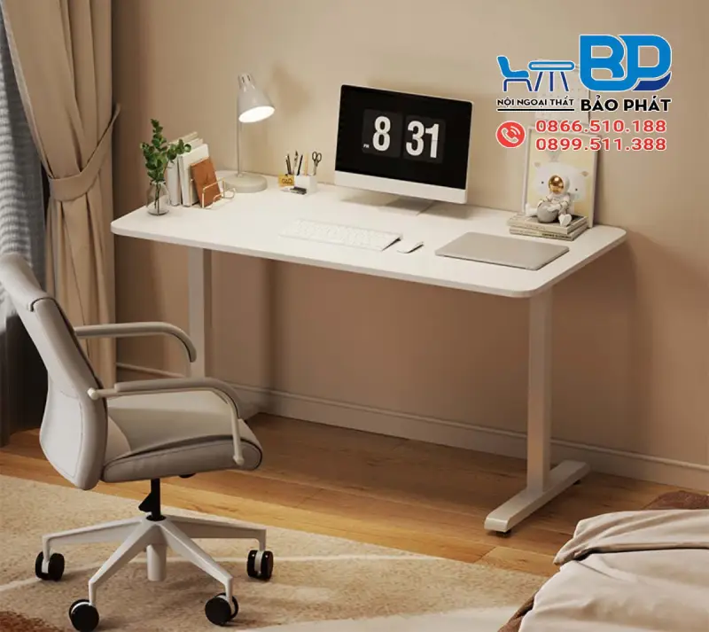 Mẫu bàn làm việc văn phòng hài hòa với nội thất