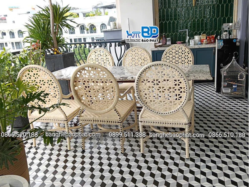 Bàn ghế mây nhựa ban công để ngoài nắng mưa có bền không?