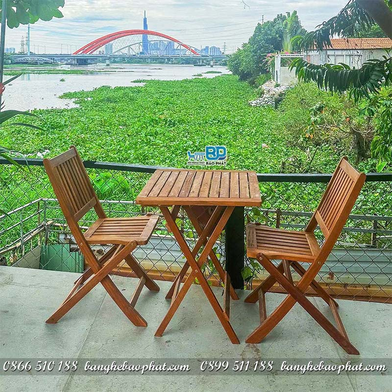Bàn ghế gỗ xếp gọn cho ban công chung cư