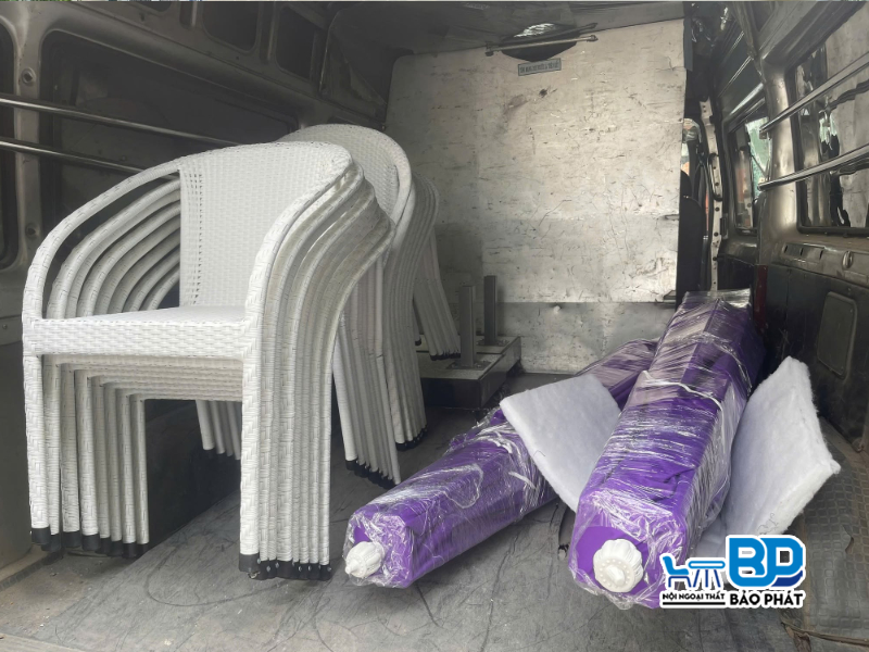 Bảo quản bàn ghế mây nhựa ban công