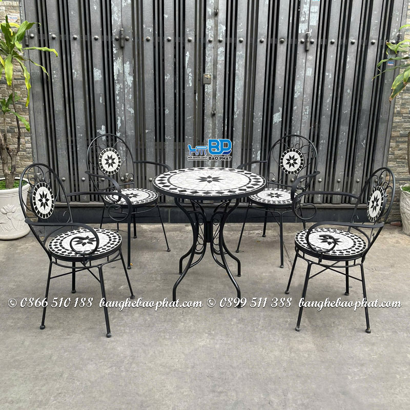 Bộ bàn ghế sắt mỹ thuật ban công mặt đá mosaic màu trắng đen